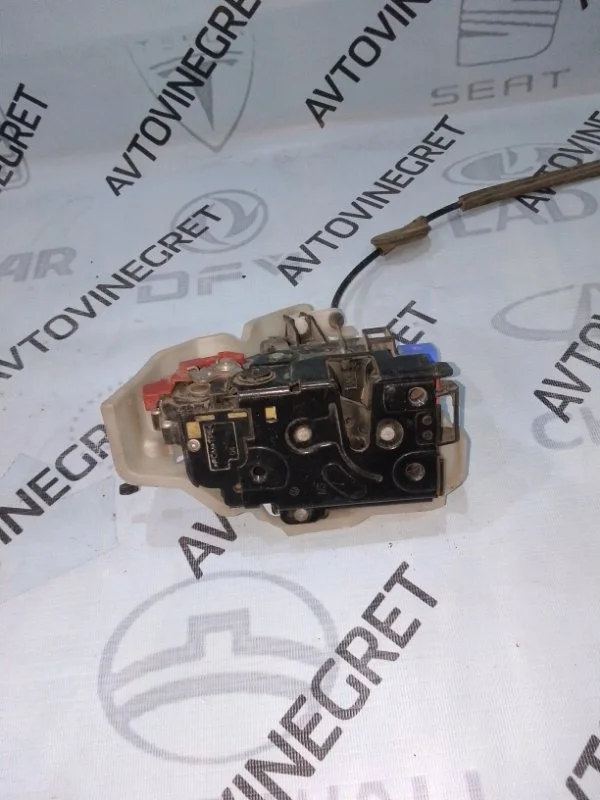 Замок двери Volkswagen Golf Plus I (2005—2009)