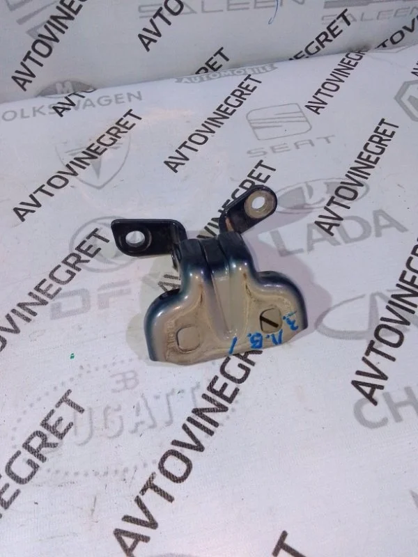 Петля двери Opel Astra J (2009—2012)