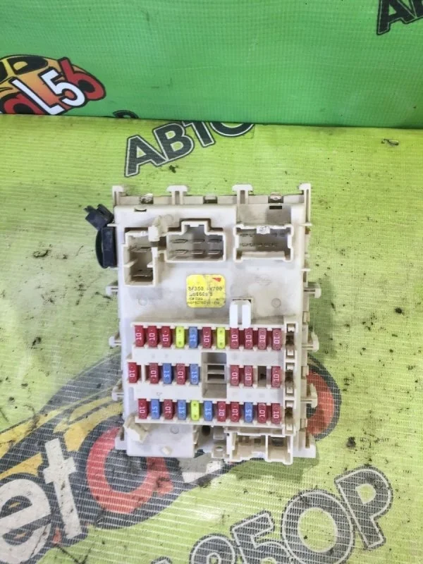 Блок предохранителей салонный Nissan Primera P12 (2001—2008)