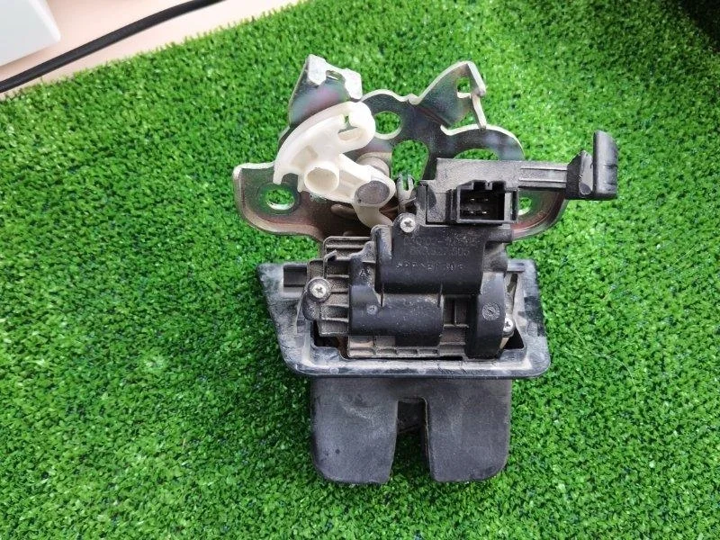 Замок крышки багажника AUDI Q3 2011-2018 8U