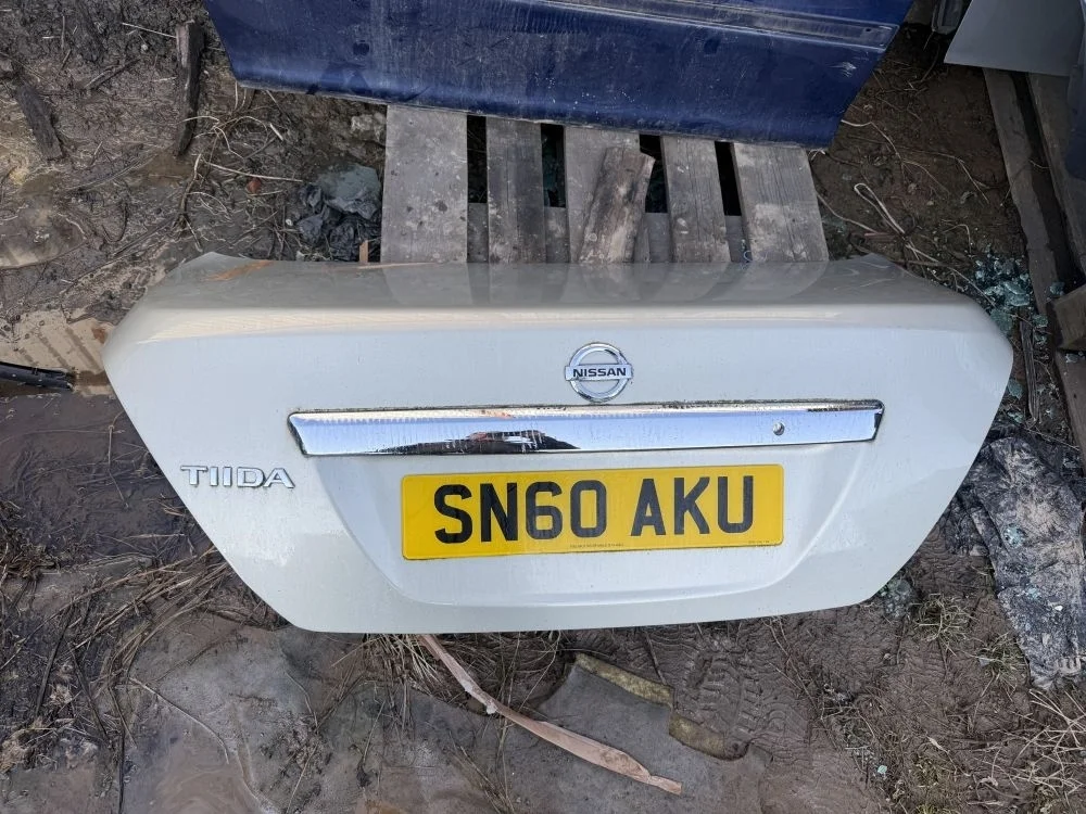 крышка багажника nissan tiida C11 седан