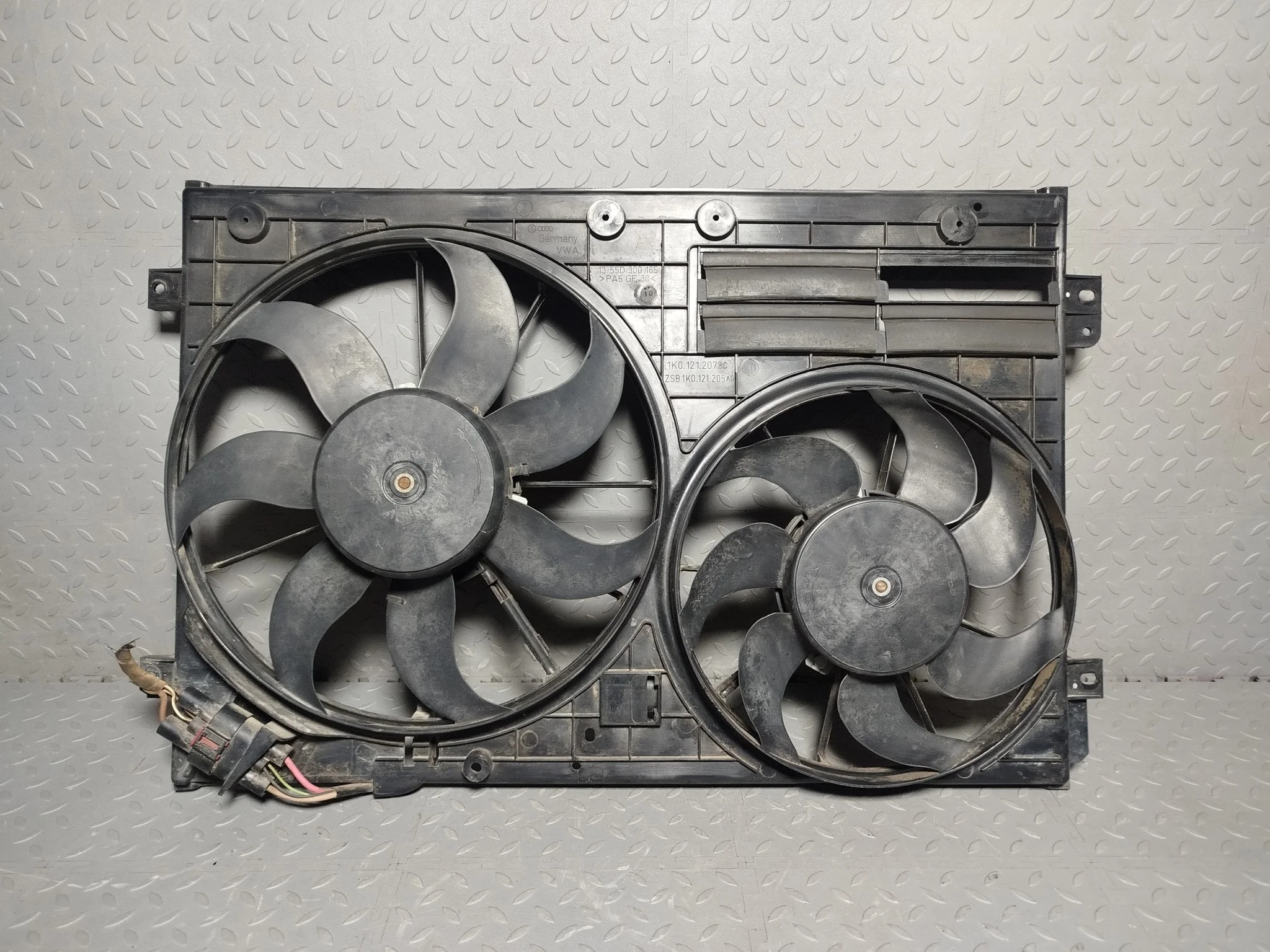 ДИФФУЗОР AUDI VOLKSWAGEN SEAT SKODA ПРАВЫЙ 1K0121207BB