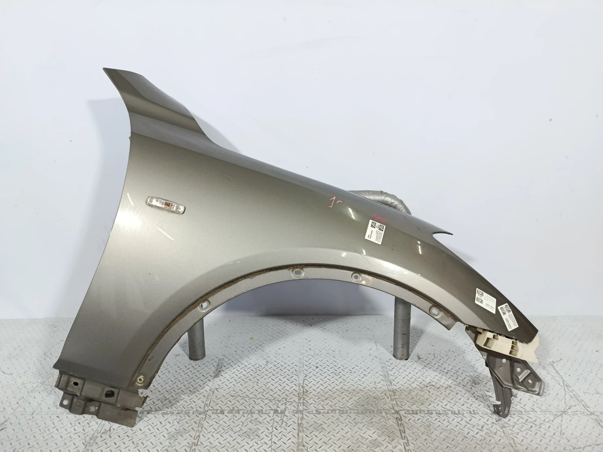 КРЫЛО NISSAN INFINITI EX25 EX35 EX37 QX50 SKYLINE CROSSOVER F31001BAAA ПЕРЕДНЕЕ ПРАВОЕ серебро FA538