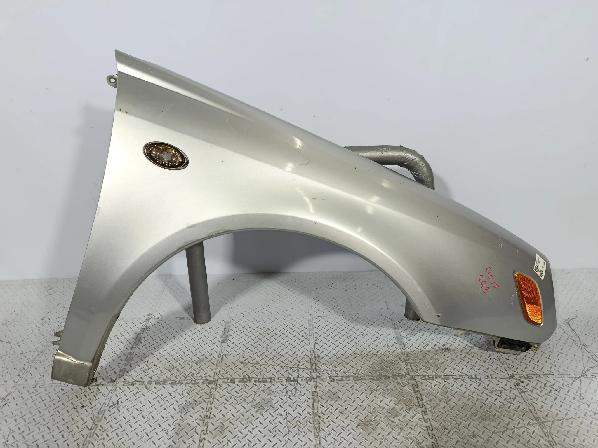 КРЫЛО SUBARU IMPREZA 57110FE000 ПЕРЕДНЕЕ ПРАВОЕ  серый F1015