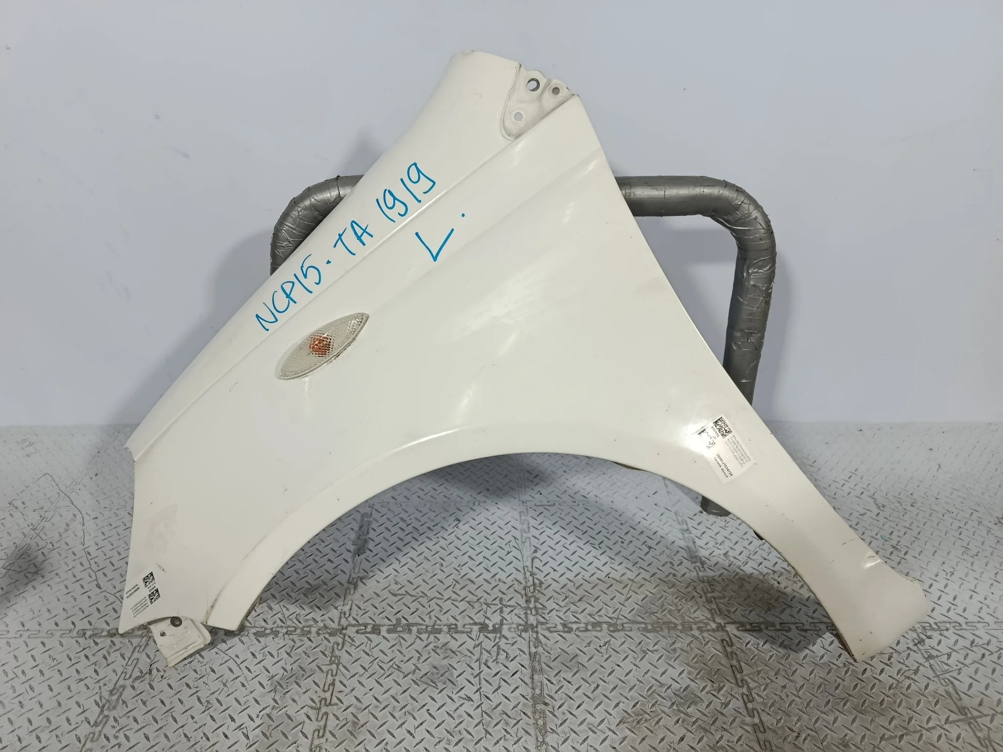 КРЫЛО TOYOTA VITZ YARIS 5381252010 ПЕРЕДНЕЕ ЛЕВОЕ белый, 040 TA1919