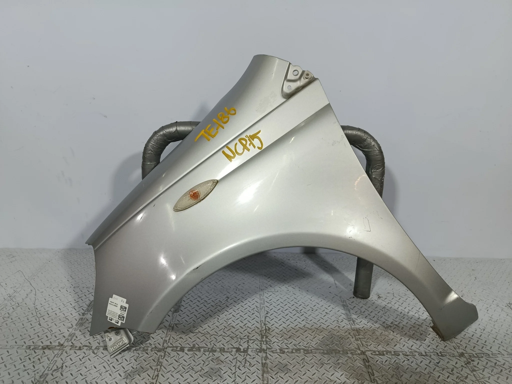 КРЫЛО TOYOTA VITZ YARIS 5381252010 ПЕРЕДНЕЕ ЛЕВОЕ серебро, 1E7 TE186