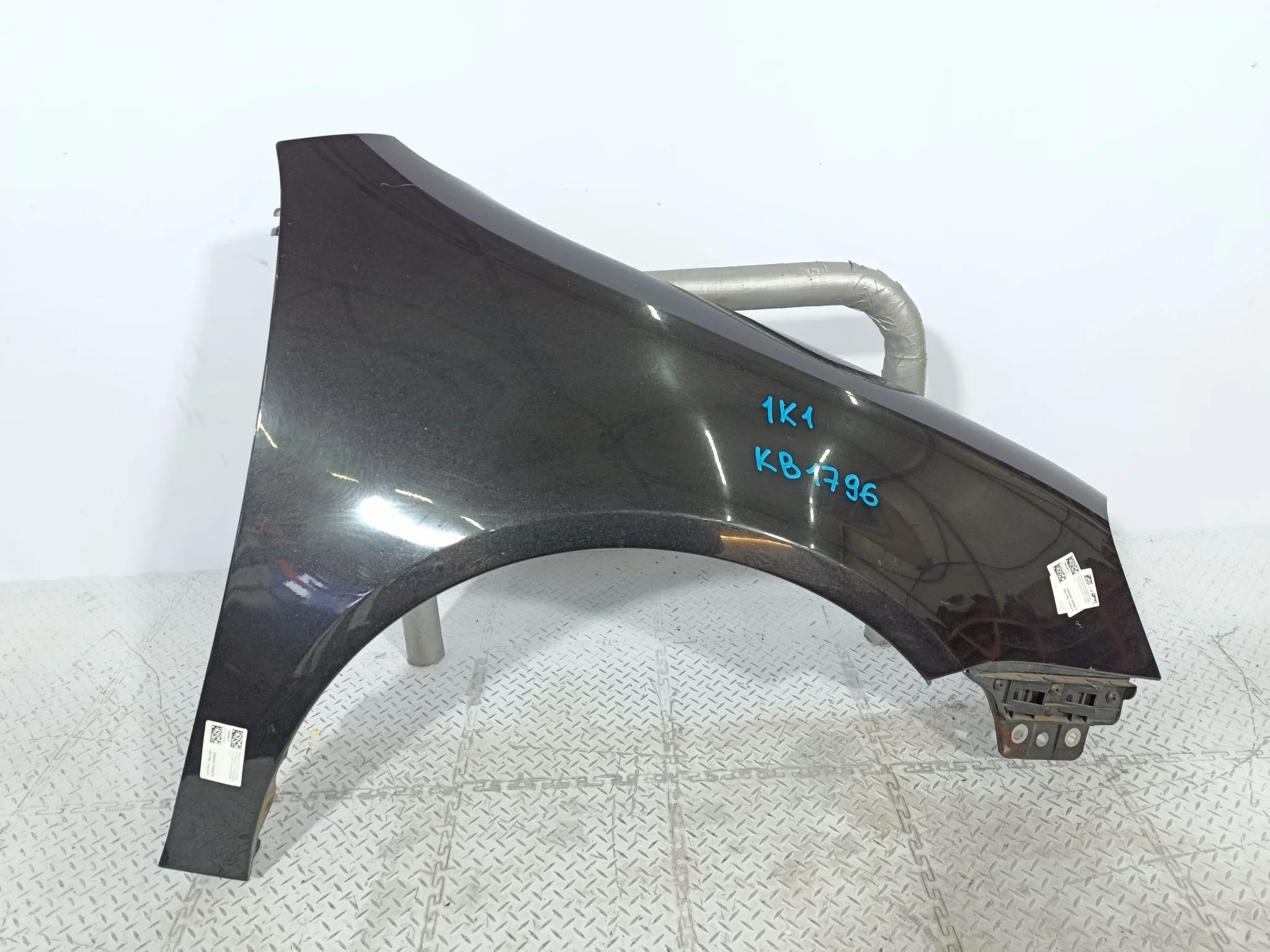 КРЫЛО VOLKSWAGEN GOLF 1K6821022A ПЕРЕДНЕЕ ПРАВОЕ черный KB1796