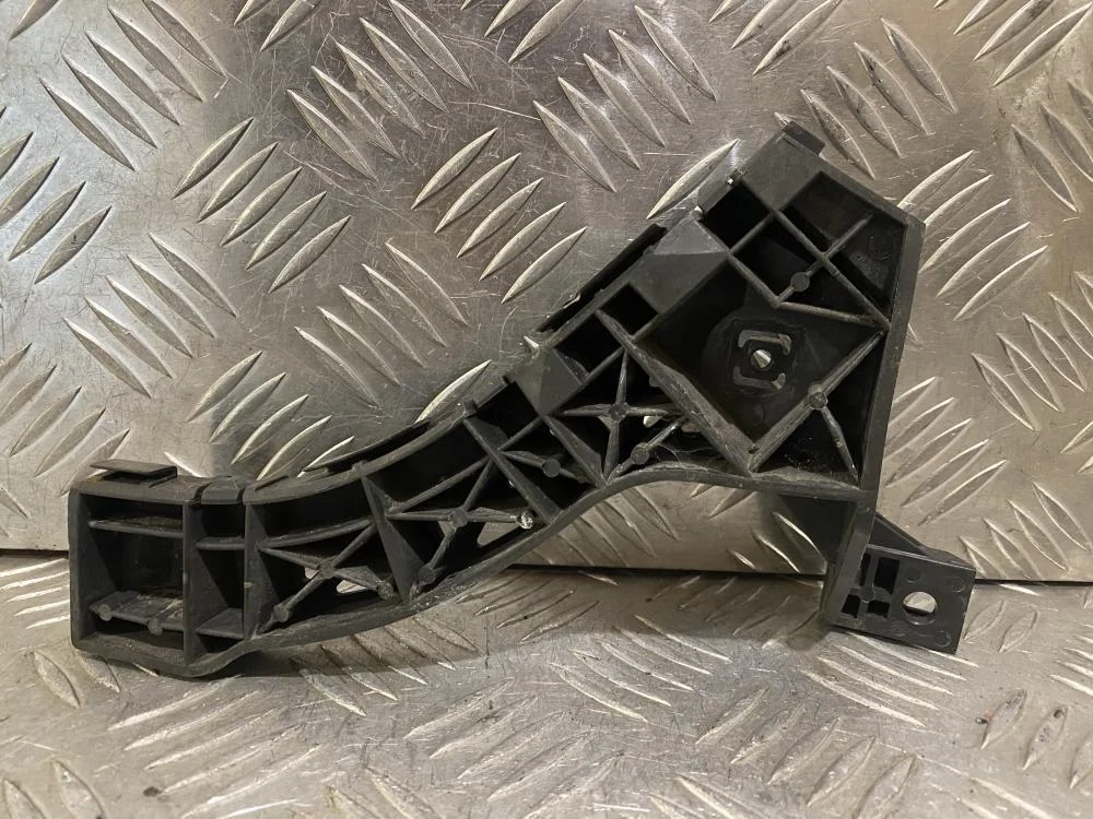 Направляющая переднего бампера правая для Mazda 3 BK 2002-2009