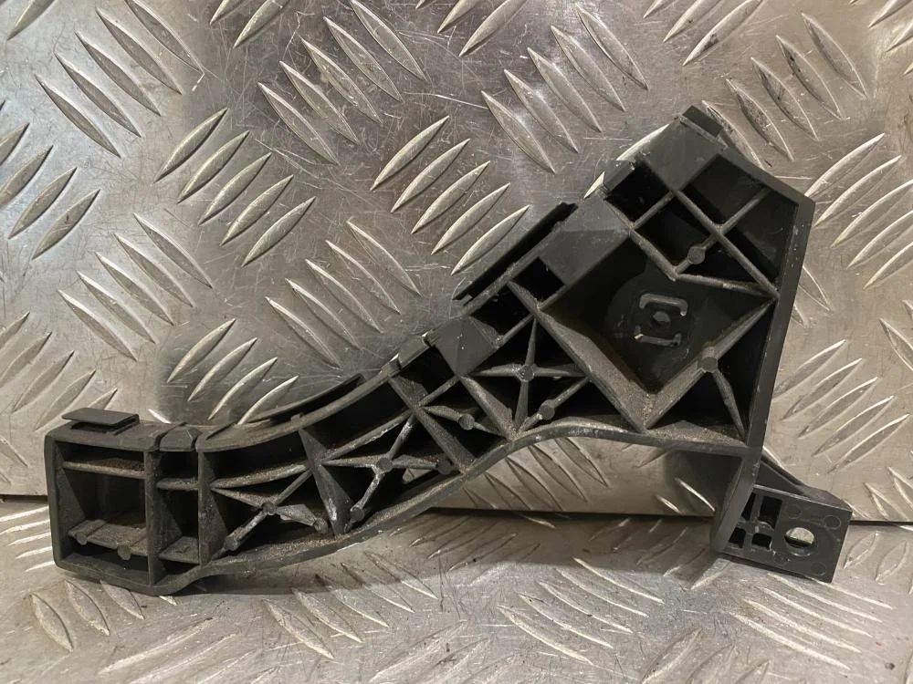 Направляющая переднего бампера правая для Mazda 3 BK 2002-2009