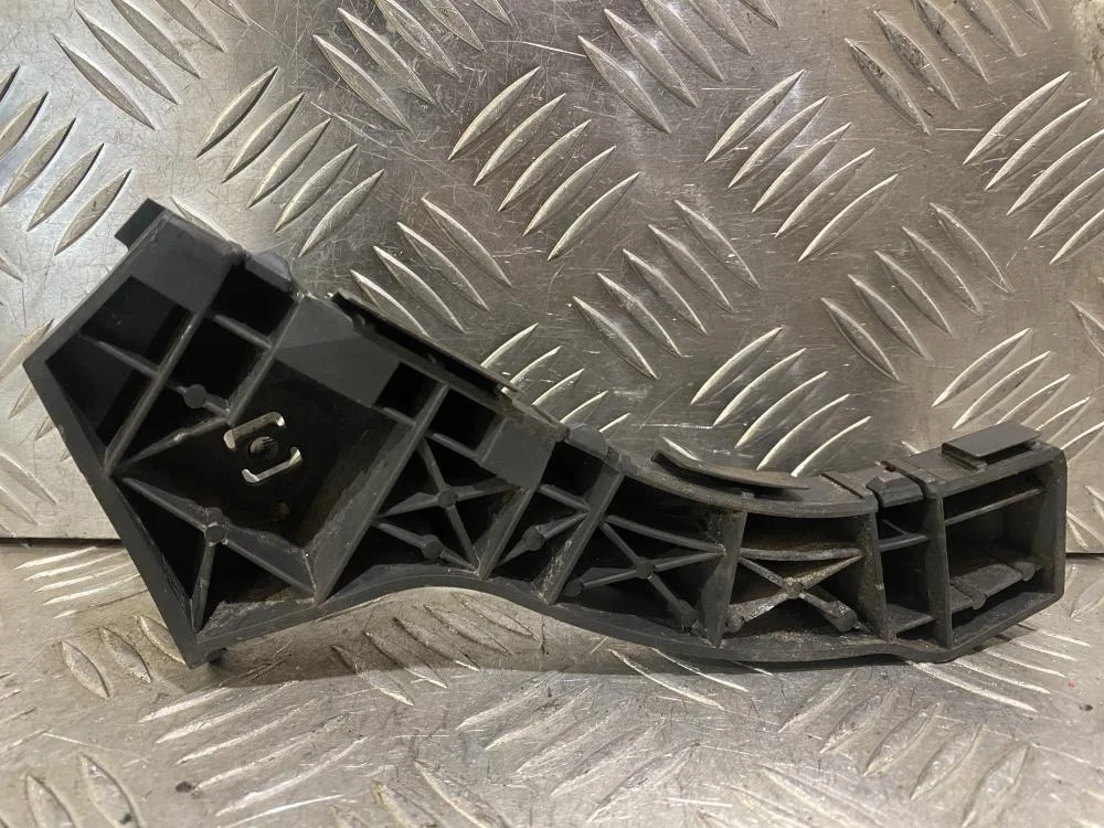 Направляющая переднего бампера левая для Mazda 3 BK 2002-2009