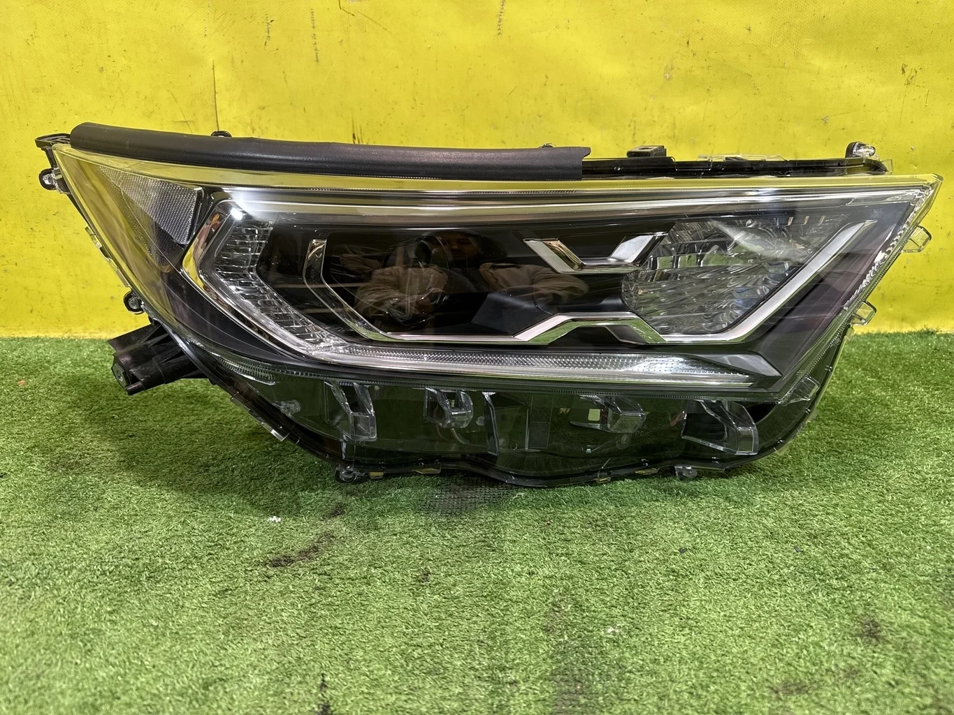 Фара правая LED  Toyota RAV4 2018 8114542A33 43739