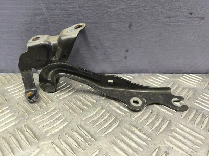 Петля капота Mazda 3 2007 B32H52410A BK LF-VE, правая