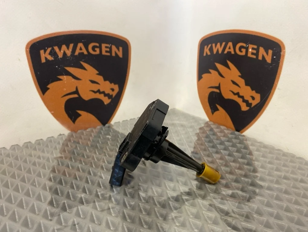 Датчик уровня масла двигателе Audi Q3 2013 8U