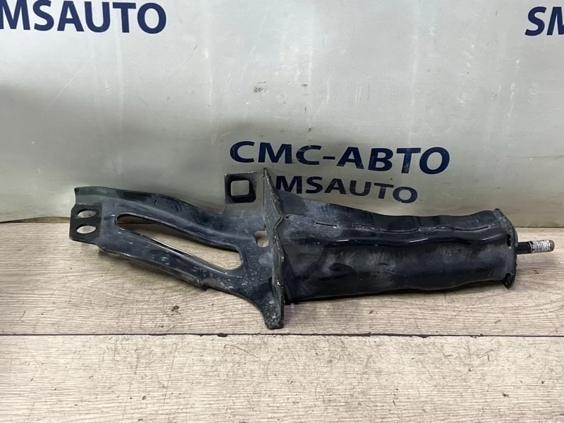 Кронштейн усилителя бампера Volvo XC70 31329437 ХС70 3.2, передний правый