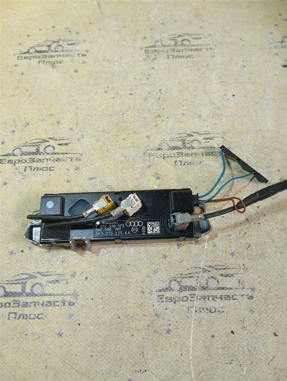 Усилитель антенны Audi A4 663111H010 B8