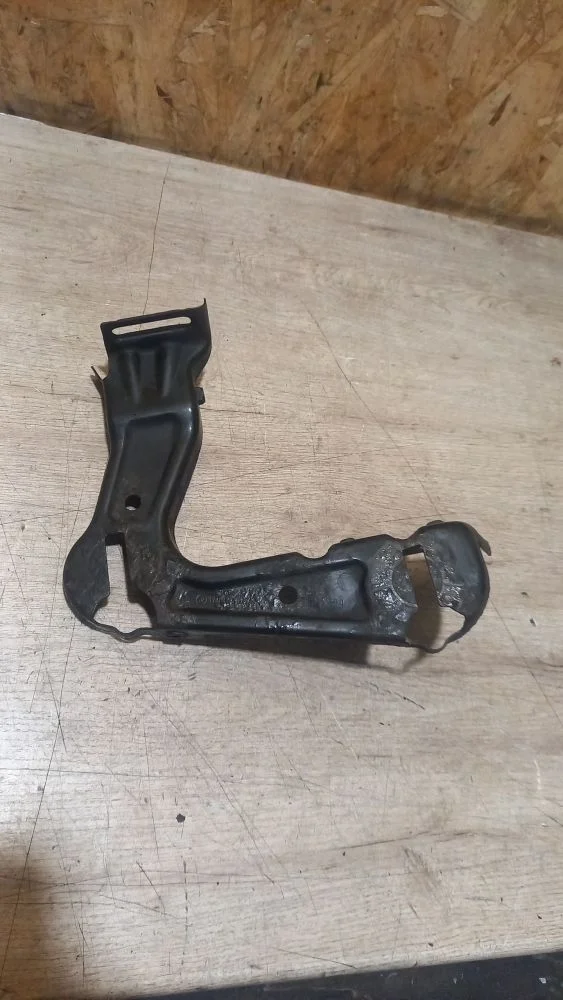 Кронштейн крепления фары Skoda Octavia II рестайлинг (2008—2013) 2009 8E (Серебро)