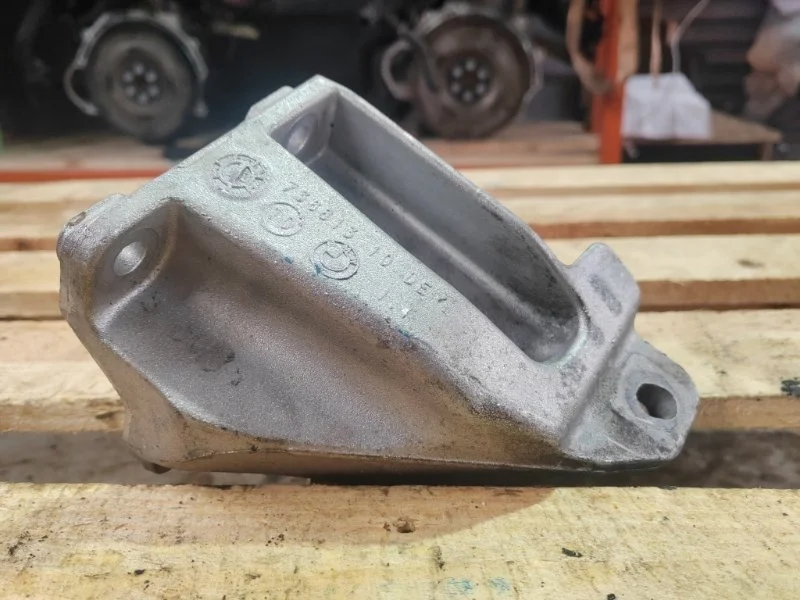 Кронштейн двигателя BMW 3-Series 2015 22116788608 F30 N13B16A, левый