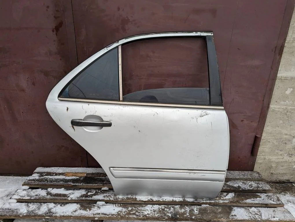 Дверь задняя правая Mercedes-Benz