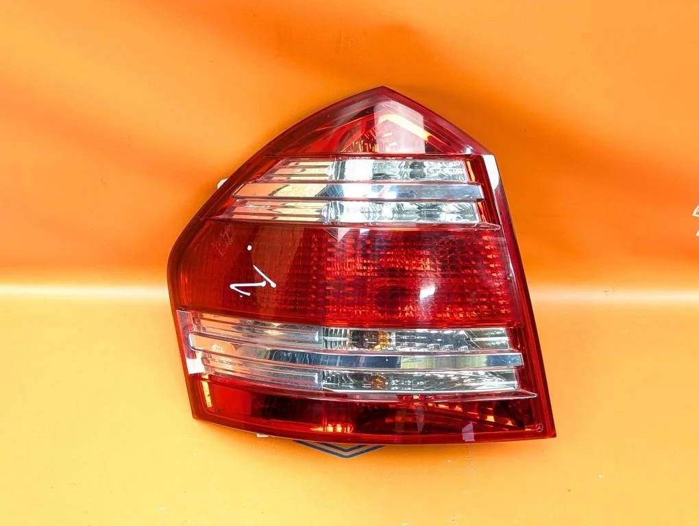 Фонарь задний левый Mercedes-Benz