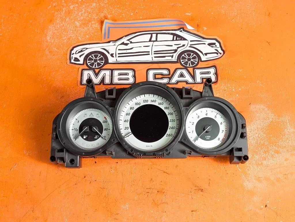 Щиток приборов Mercedes-Benz