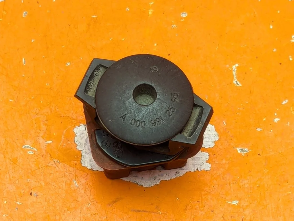 Клипса радиатора Mercedes-Benz