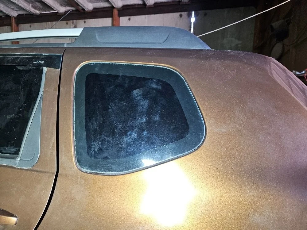 Стекло глухое левое на Renault Duster 1