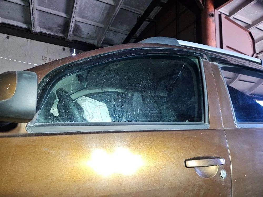Стекло двери передней левой на Renault Duster 1