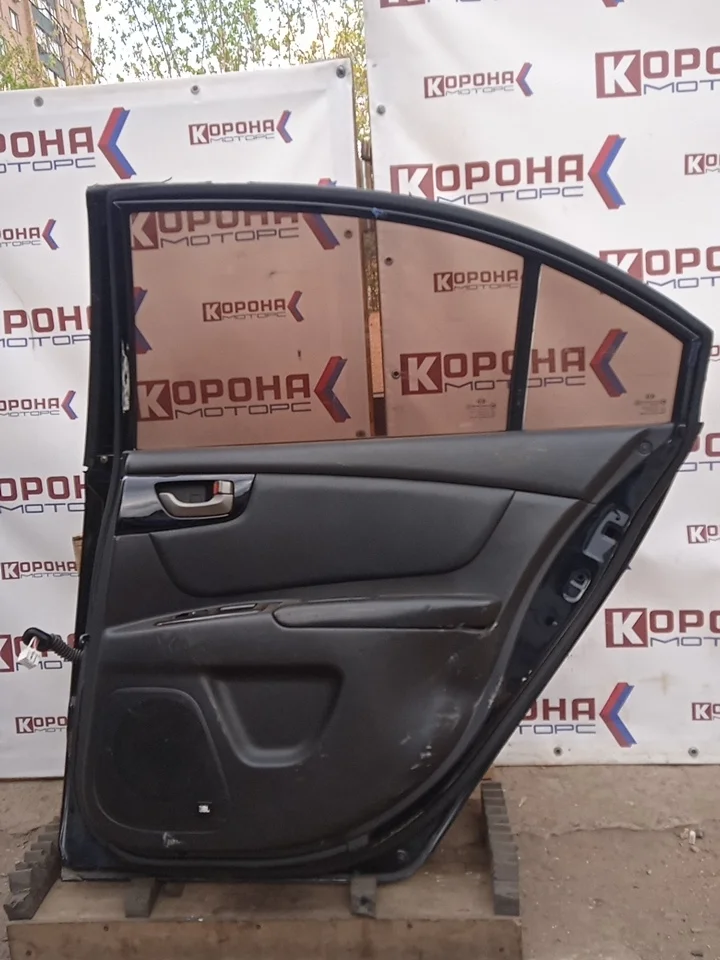 Дверь задняя правая Б/У царапины замятины, замят угол