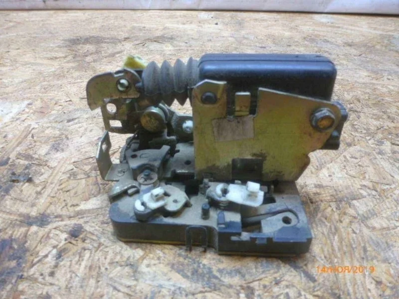 Замок двери Renault Logan 2006