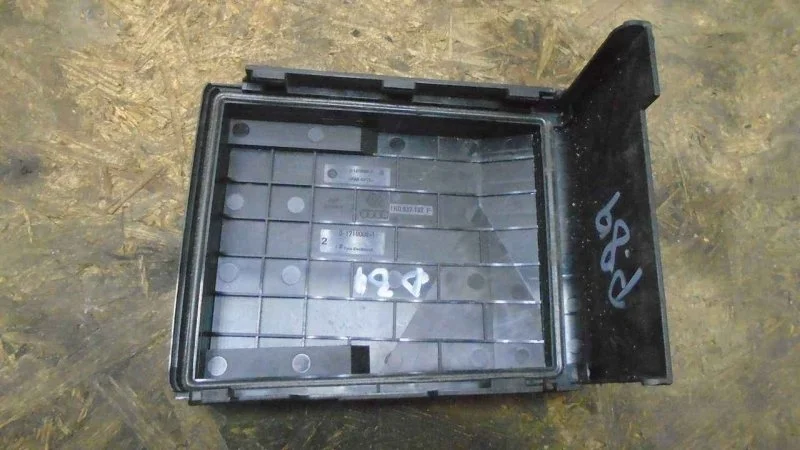 Крышка блока предохранителей Volkswagen Passat CC 2008-2017