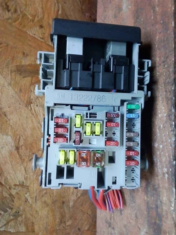 Блок предохранителей салонный Opel Astra 2010-2018 J