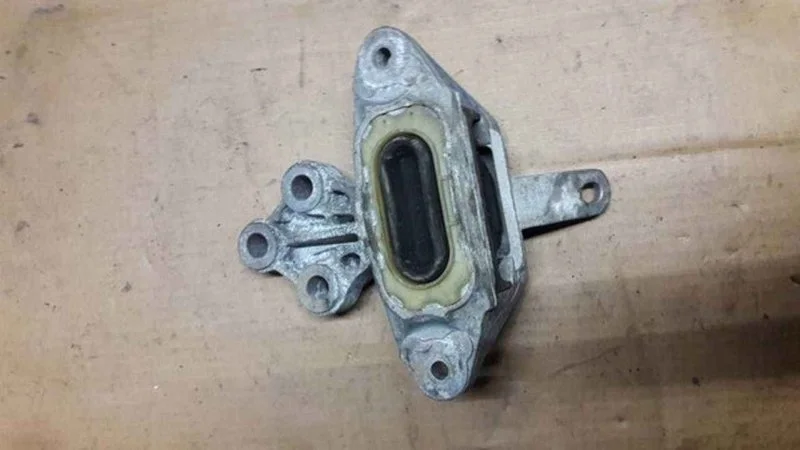 Опора двигателя Opel Astra 2011 J