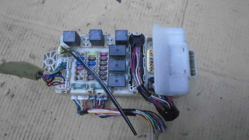 Блок предохранителей Mitsubishi Lancer 9 2003-2008