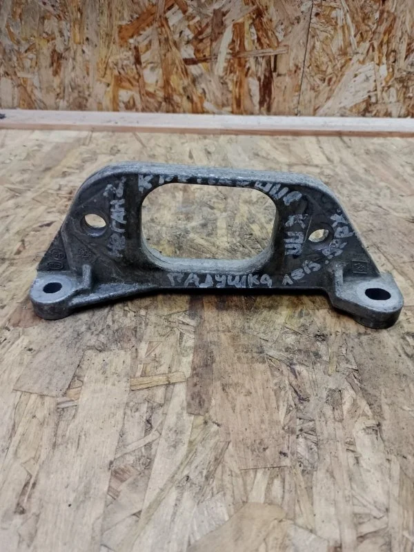 Кронштейн кпп Renault Megane 2003-2009