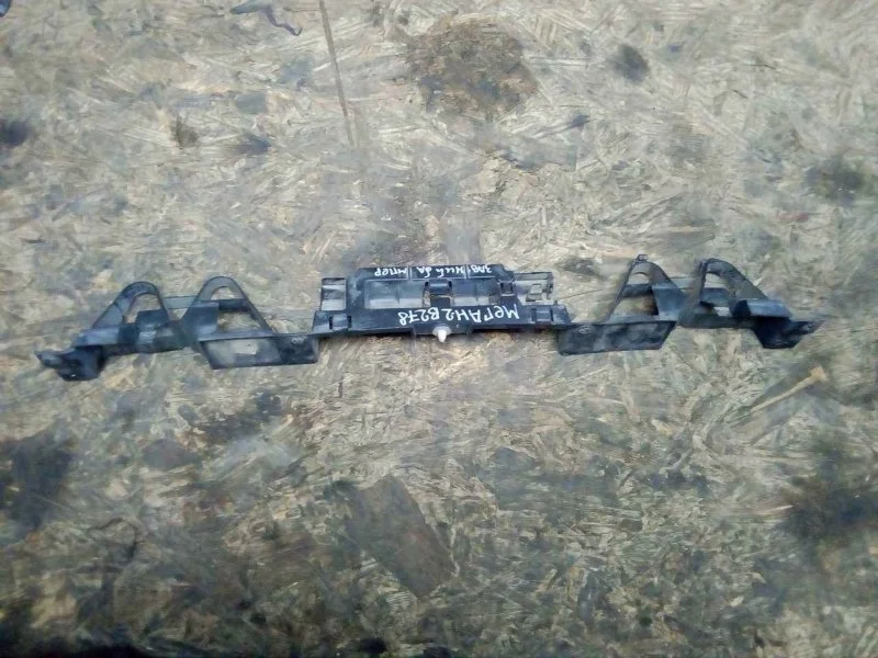 Направляющая бампера центральная Renault Megane 2 2003-2009