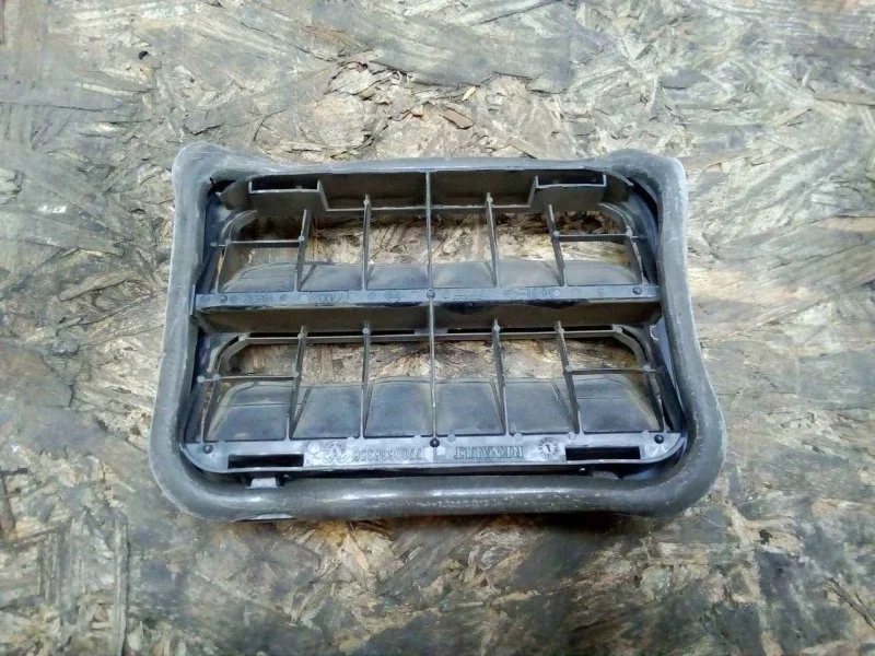 Решетка вентиляционная Renault Megane 2 2003-2009