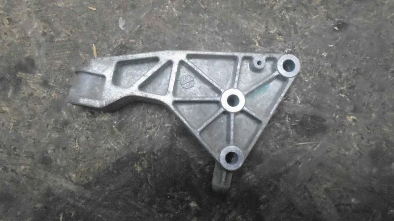 Кронштейн опоры двигателя Opel Zafira 2005-2012 B
