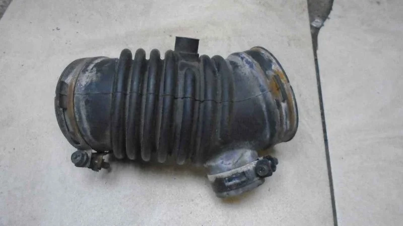 Патрубок воздушного фильтра Mazda 3 2002-2009 BK