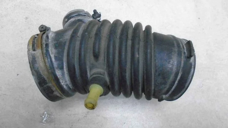 Патрубок воздушного фильтра Mazda 3 2002-2009 BK