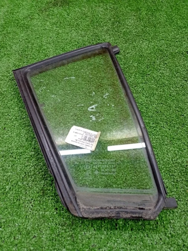 Стекло двери (форточка) Mazda 3 2002-2009 BK