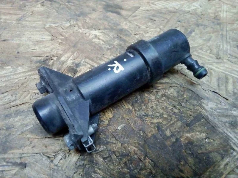 Форсунка омывателя фар Mazda 3 2002-2009 BK