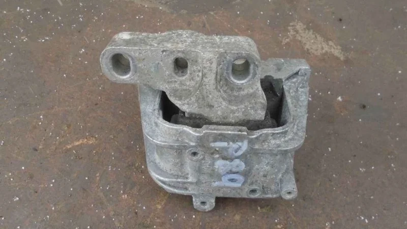 Опора двигателя Volkswagen Passat CC 2008-2017