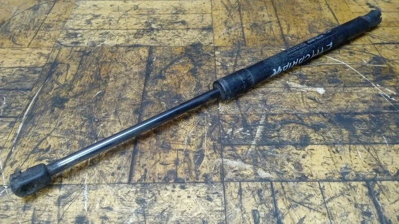 Амортизатор двери багажника Hyundai Santa Fe 2006-2012 CM