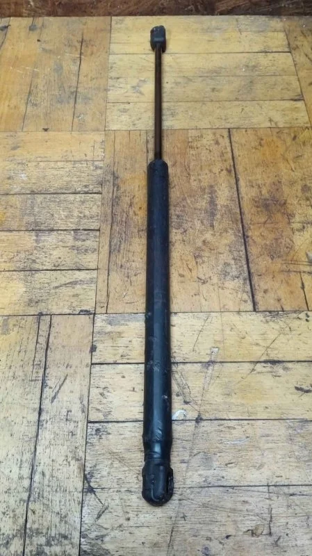 Амортизатор капота Kia Sorento 2009-2020 XM