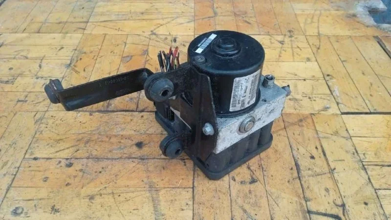 Блок abs (насос) Ford Focus 2008-2011