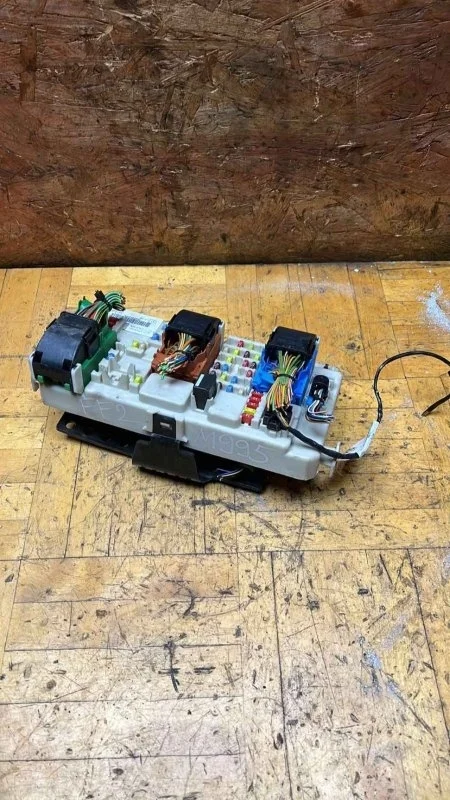 Блок предохранителей салонный Ford Focus 2008-2011