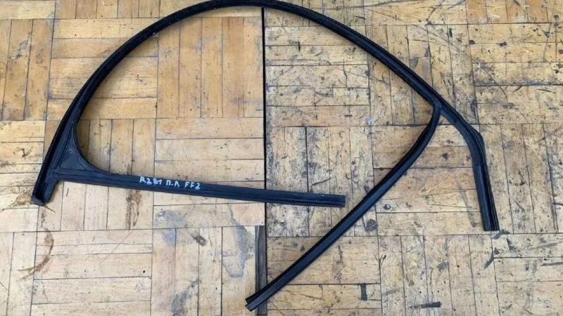 Уплотнитель стекла двери Ford Focus 2008-2011