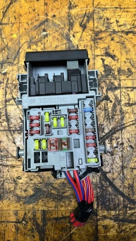 Блок предохранителей салонный Opel Astra 2010-2018 J