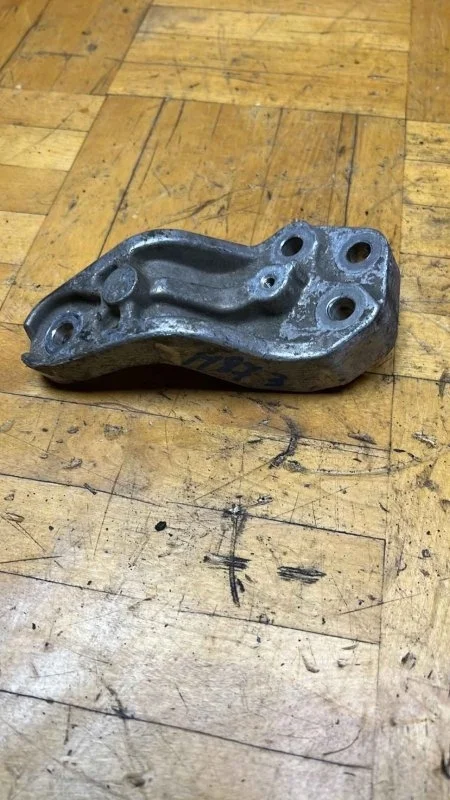 Кронштейн опоры Kia ceed 2006-2011