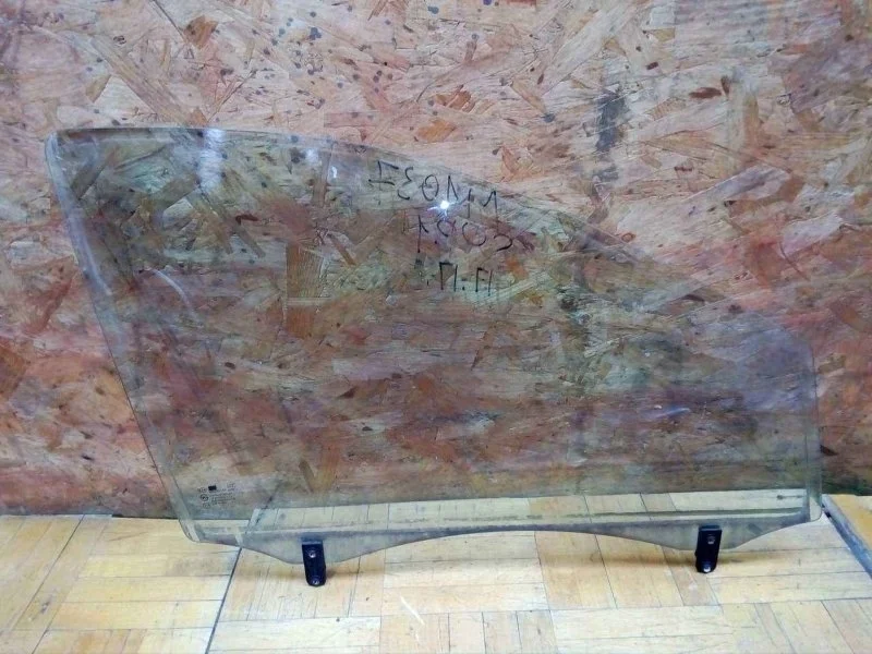 Стекло двери Kia Sorento 2003-2009 (JC)